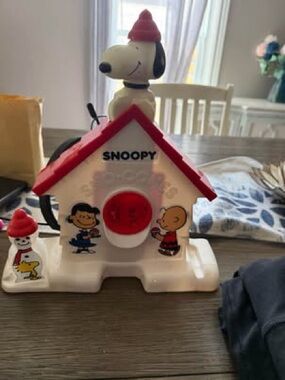Snoopy Holiday Doghouse Figurine - Red & White